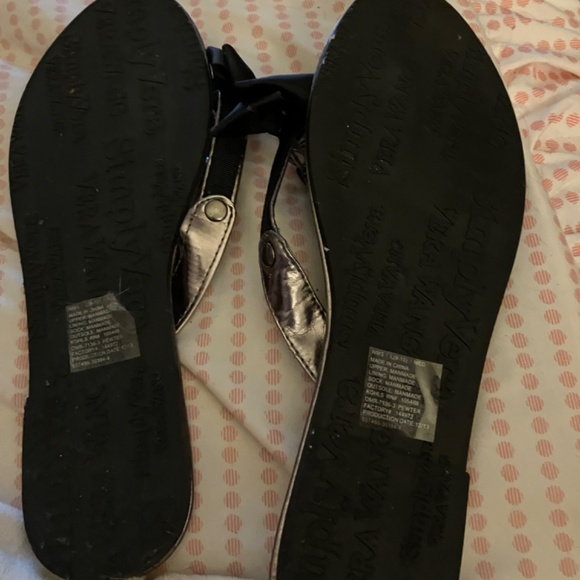 Vera Wang Bow on the Toe thong sandals/flipflops - Picture 5 of 5